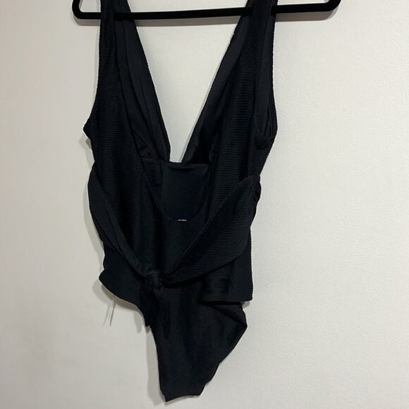 Chelsea28 Black Textured Belted One Piece Swimsuit Size Large - Picture 3 of 6